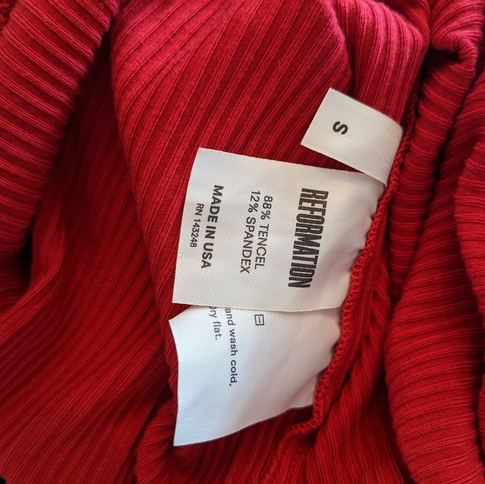 Reformation Red Off-Shoulder Ribbed Crop Top - Picture 6 of 6